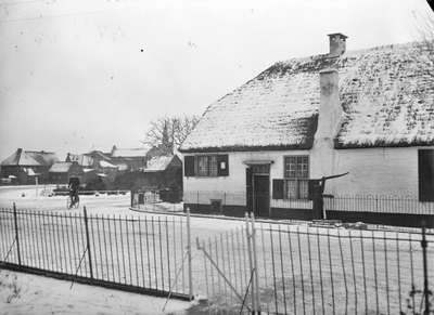 129798 Gezicht op de aan de Provincialeweg gelegen gevel van het huis Molenweg 2 te Bunnik.